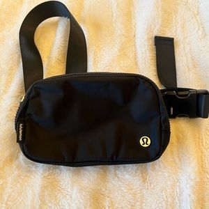 Lululemon Everywhere Belt Bag NWOT Black